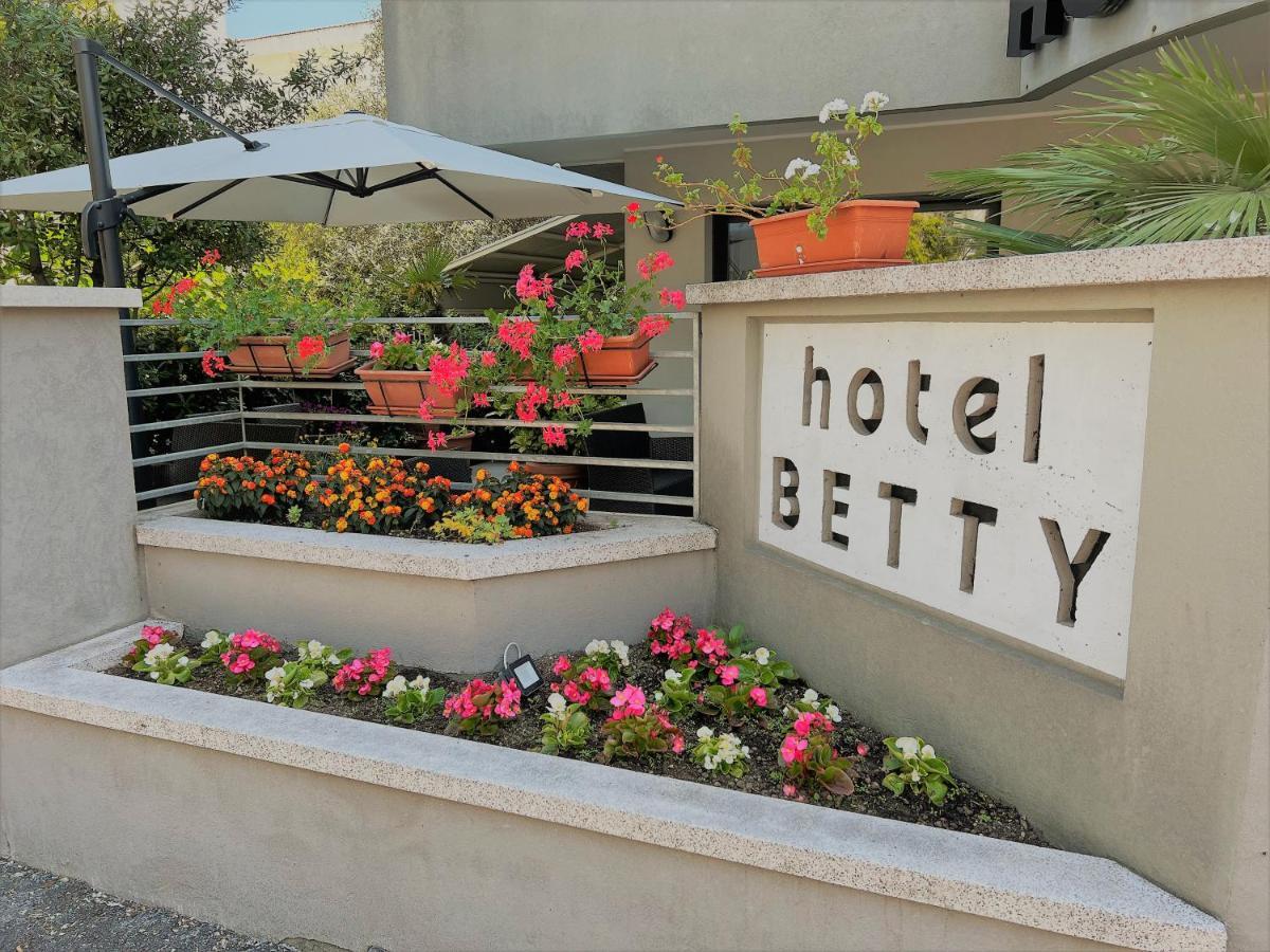 רימיני Hotel Betty מראה חיצוני תמונה